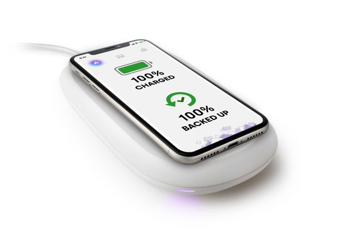 La ricarica wireless rapida dello smartphone mentre effettua in automatico il backup